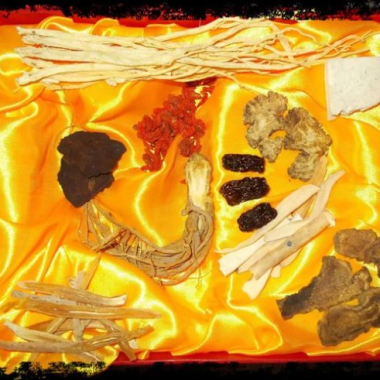 ​ B&agrave;i thuốc ng&acirc;m rượu hay "YẾU CỐT THỐNG DƯỢC TỬU  "